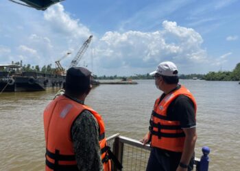 BURHANUDDIN Helmi Mohamed@Harun (kanan) dan Mohd. Khairuddin Aman Razali  meninjau kerosakan paip utama di Sungai Terengganu di Kampung Losong, Kuala Terengganu hari ini. - UTUSAN/TENGKU DANISH BAHRI TENGKU YUSOFF