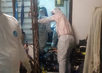 ANGGOTA bomba membawa keluar mayat lelaki yang tidak sedarkan diri disyaki meninggal dunia ketika menjalani kuarantin di rumah di PJS 4/10, Petaling Jaya semalam.