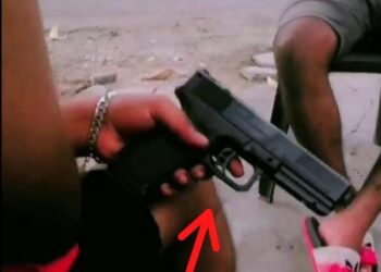 AKSI lelaki memegang senjata api menyerupai pistol ketika berkumpul di hadapan sebuah rumah di Ipoh semalam. - UTUSAN/MEDIA SOSIAL
