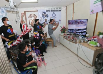 AHLI keluarga Azizulhasni Awang bersorak sebagai tanda sokongan kepada jaguh berbasikal negara ketika ditemui di Kampung Nibong Stesen di Dungun, hari ini. - PUQTRA HAIRRY ROSLI