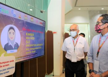 KHAIRY Jamaluddin (kanan) melawat Pusat Pemberian Vaksin Integrasi di Persada PLUS di sini baru-baru ini.