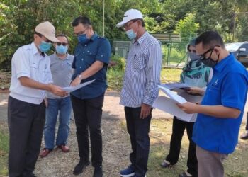 MOHD. SHARKAR Shamsudin (tiga dari kiri) berbincang jarak sesuai sangkar ikan patin di Kampung Tanjung Batu di Temerloh, Pahang. - UTUSAN/SALEHUDIN MAT RASAD
