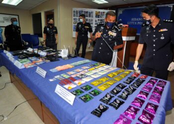 AYOB Khan Mydin Pitchay (dua kanan) menunjukkan dadah yang dirampas dalam operasi melibatkan sebuah pusat hiburan termasuk menahan enam penjawat awam yang sedang khayal pada sidang akhbar di IPK Johor di Johor Bahru. -UTUSAN/RAJA JAAFAR ALI