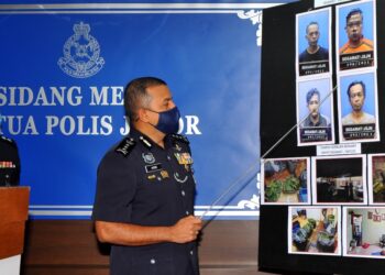 AYOB Khan Mydin Pitchay menunjukkan empat gambar suspek termasuk penjawat awam dan pelajar IPT yang ditahan kerana kesalahan menjual air ketum di daerah Segamat pada sidang akhbar di IPK Johor di Johor Bahru. -UTUSAN/RAJA JAAFAR ALI