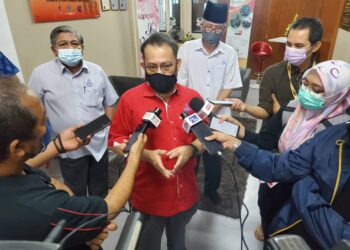 ABDUL FATTAH Abdullah ditemui pemberita ketika sidang akhbar selepas menghadiri agihan sumbangan keperluan menerusi Projek BA100 di Taman Pertam Jaya, Melaka. - UTUSAN/DIYANATUL ATIQAH ZAKARYA