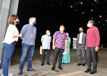 KHAIRY Jamaluddin (kanan) melawat ruang studio yang akan dijadikan PPV di Iskandar Studio Malaysia, Medini di Iskandar Puteri, Johor. -UTUSAN/RAJA JAAFAR ALI