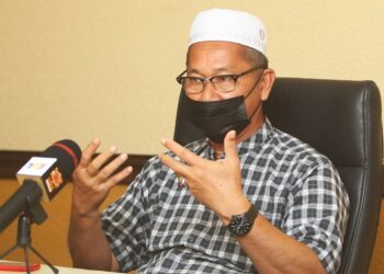 BAKRI Mustapa mengumumkan peletakan jawatan sebagai Ahli Lembaga Pengarah Kesedar di pejabat UMNO Kelantan hari ini.