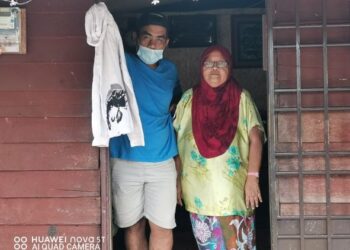 KETUA sebuah keluarga mengibarkan bendera putih untuk mengharapkan bantuan setelah kehabisan makanan sejak menjalani kuarantin di rumah seminggu lalu di Teluk Intan. - UTUSAN/AIN SAFRE BIDIN
