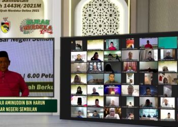 AMINUDDIN Harun (kiri) ketika berucap merasmikan Majlis Sambutan Maal Hijrah 1443H/2021M dan Pelancaran Hijrah Merdeka Online yang diadakah secara dalam talian hari ini.