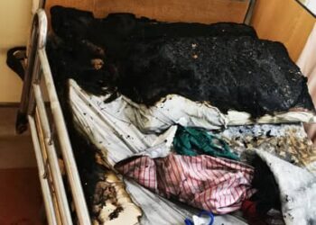 KATIL di bilik isolasi di Hospital Slim River terbakar dan menyebabkan seorang pesakit lelaki melecur di tangan.