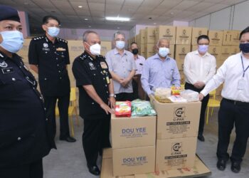 UNDANG Luak Rembau, Datuk Muhamad Sharip Othman (empat dari kanan) menyaksikan penyerahan sumbangan barangan makanan daripada Tan Say Kee (dua, kanan) kepada Che Zakaria (tiga dari kiri) di Seremban hari ini.-UTUSAN/MOHD. SHAHJEHAN MAAMIN.