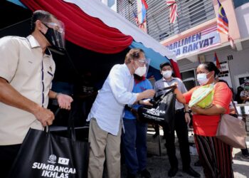 ANWAR Ibrahim menyerahkan sumbangan pada Majlis Penyerahan Bakul Makanan dan Ayam Segar di Pusat Khidmat Rakyat Parlimen Port Dickson, Port Dickson hari ini.-UTUSAN/MOHD. SHAHJEHAN MAAMIN.