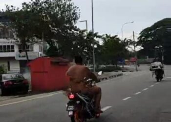 TANGKAP layar video seorang lelaki yang menunggang motosikal dalam keadaan berbogel yang didakwa berlaku di Jalan Muthu Palaniappan, Bukit Mertajam, Pulau Pinang yang tular di dalam media sosial sejak semalam.
