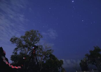 PETUGAS Balai Cerap Baitul Hilal dan Bahagian Falak Jabatan Mufti Negeri Sembilan melakukan cerapan meteor Perseids di Port Dickson bermula malam semalam hingga awal pagi tadi. - UTUSAN/MOHD. SHAHJEHAN MAAMIN.