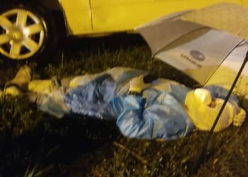 KEADAAN pembantu perubatan yang terlibat kejadian ambulans terbabas di Jalan Tambun, Ipoh hari ini. - UTUSAN/MEDIA SOSIAL