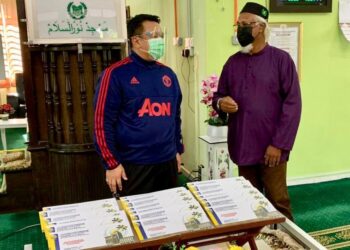 TUANKU SYED FAIZUDDIN PUTRA JAMALULLAIL (kiri) berkenan berangkat menyerahkan sumbangan agihan zakat MAIPs sempena program Hijrah Minda MAIPs bilangan ke-38 2021 di Masjid Nurus Salam, Behor Mentalon, Guar Sanji, Arau, Perlis hari ini.- UTUSAN