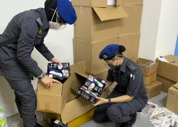 PENGUAT KUASA KPDNHEP menyerbu dua lokasi berasingan di Klang, Selangor dan Bukit Jalil, Kuala Lumpur kerana didapati menjual termometer tiruan.