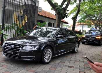 KENDERAAN yang membawa Ismail Sabri Yaakob keluar dari kediaman rasmi Menteri Besar selepas mengadakan pertemuan di Saujana, Johor Bahru di Johor. -UTUSAN/RAJA JAAFAR ALI