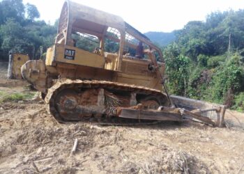 SEBUAH jentolak yang digunakan untuk kerja-kerja meratakan tanah secara haram disita oleh JPNK  di Hutan Simpan Genting Iboi, Padang Terap semalam.