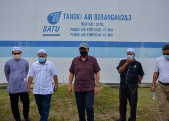 AHMAD Samsuri Mokhtar (tengah) melawat Tangki Air Berangan di Kuala Nerus, hari ini. - PUQTRA HAIRRY ROSLI