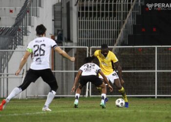 PENYERANG Perak, Ghislain Guessan (kanan)  cuba menggelecek pertahanan Terengganu FC II dalam saingan Liga Perdana yang menyaksikan kedua-dua seri tanpa jaringan pada Rabu lalu.- IHSAN PERAK FC