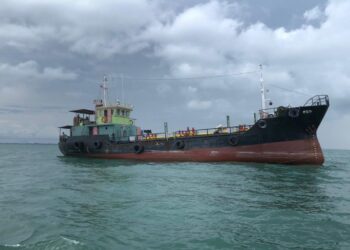 KAPAL yang berdaftar di Singapura ditahan pada 12 Ogos lalu sekitar pukul 11.33 pagi di kedudukan 14.5 batu nautika Tanjung Penawar kerana berlabuh tanpa kebenaran di perairan Johor Timur di Kota Tinggi, Johor.