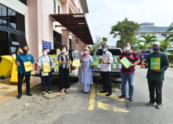 ANDANSURA Rabu (tiga dari kanan), Johan Mohd. Shah (dua dari kanan) dan Kwang Swee Yuen (tiga dari kiri) menyerahkan sumbangan kertas A4 kepada Kelab Kebajikan dan Sukan HTAA di pekarangan hospital itu di Kuantan, Pahang. - UTUSAN/SHAIKH AHMAD RAZIF