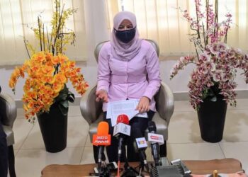 RINA Mohd. Harun (tengah)  ketika sidang akhbar akhbar selepas  meninjau Projek Rintis Penyumberan Luar di Rumah Seri Kenangan Seri Iskandar dekat Parit hari ini. - UTUSAN/MOHAMAD HAFIZI MOHD. SAID
