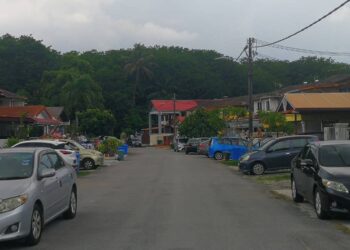 KAWASAN perumahan suram tanpa Jalur Gemilang dipasang di hadapan rumah di Seksyen 6, Shah Alam hari ini. - UTUSAN / ABDUL RAZAK IDRIS