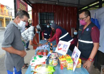 MOHD. Yusnizam (kanan) membantu individu yang terkesan pandemik Covid-19 dalam program ‘Dapur Sepakat’ yang dijalankan oleh KRT Taman Bukit Kempas, Jelebu.-UTUSAN/ZAKKINA WATI AHMAD TARMIZI.
