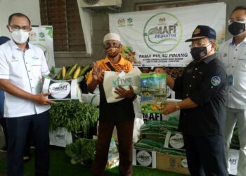AHMAD Hamzah (dua dari kanan) menyerahkan sumbangan MAFI Prihatin kepada Pengerusi Persatuan Penarik Beca Pulau Pinang, Abdul Latiff Mohd. di Wisma Anak Yatim Lelaki Pulau Pinang, Ayer Itam, Pulau Pinang hari ini.