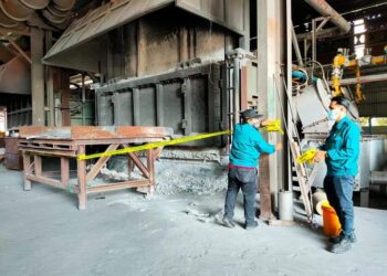 BEBERAPA penguat kuasa JAS menjalankan operasi di sebuah kilang di Telok Panglima Garang semalam. - GAMBAR HIASAN