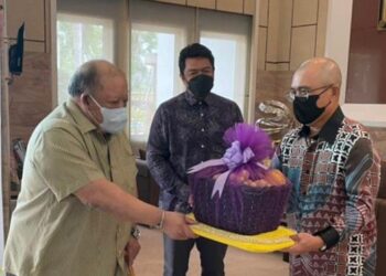 TUANKU SYED SIRAJUDDIN JAMALULLAIL
(kiri) berkenan berangkat menerima sembah mengadap Menteri Pertanian dan Industri Makanan, Datuk Seri Ronald Kiandee di Galeri Diraja Arau, Perlis hari ini.