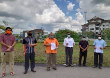 AMINOLHUDA Hassan (tiga dari kiri) membuat laporan agar Perdana Menteri disiasat SPRM kerana membuat tawaran kepada ahli Parlimen pembangkang di Ibu pejabat SPRM Johor di Johor Bahru.