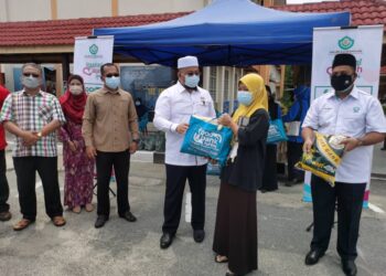 AHMAD Marzuk Shaary (tengah) ketika hadir pada majlis penyampaian sumbangan Food Bank di SK Pulau Gajah, Pengkalan Chepa hari ini.
