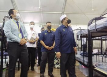 MOHD. Akmal Kamaruddin (kanan) melawat PKRC Rakan Muda Kamunting yang dibuka hari ini  di Taiping. - UTUSAN/WAT KAMAL ABAS