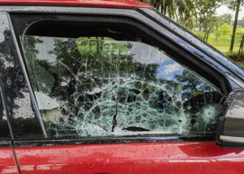 KEADAAN kenderaan yang dinaiki mangsa dan ditembak oleh individu yang tidak dikenali.