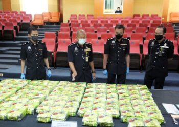 ARJUNAIDI Mohamed (dua dari kiri) menunjukkan bungkusan dadah dengan berat keseluruhan sebanyak 108.9 kilogram yang dirampas dalam dua operasi oleh JSJ Bukit Aman pada 6 dan 8 Ogos di Gombak dan Cheras, Selangor.