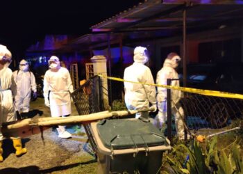 ANGGOTA paramedik dan polis lengkap berpakaian peralatan perlindungan diri (PPE)  memeriksa keadaan mangsa yang ditemukan tergantung di dalam rumah di Taman Gunung Mas malam semalam. – UTUSAN/ NOR AINNA HAMZAH