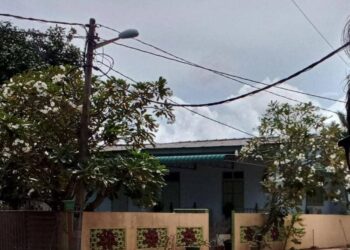 SUASANA di hadapan rumah Abdul Hadi Awang di Rusila, Marang semalam.