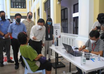 CHOW Kon Yeow ketika meninjau Program Vaksinasi Industri Peruncitan (RiVAC) di Gurney Paragon, Georgetown, Pulau Pinang hari ini. - UTUSAN/MOHAMAD FIRDAUS AMRAN