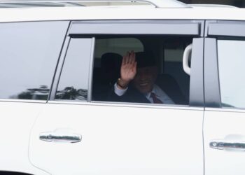 AHMAD Zahid Hamidi melambai tangan ke arah pengamal media ketika memasuki Pintu 2 Istana Negara bagi menghadap Yang di-Pertuan Agong. - UTUSAN/FARIZ RUSADIO