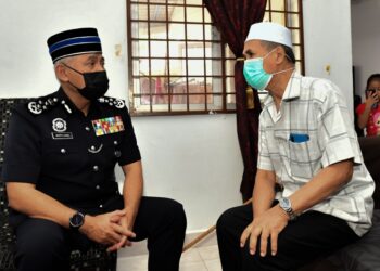 ACRYL Sani Abdullah Sani beramah mesra dengan Jali Dawi ketika menyampaikan sumbangan Op Bantu di Taman Permint di Seberang Takir, Kuala Nerus. - UTUSAN/PUQTRA HAIRRY ROSLI