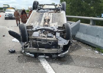 KEADAAN kereta yang terbalik selepas terbabas dan melanggar pembahagi jalan di Kilometer 19.2 Lebuhraya Senai-Desaru di Johor Bahru, Johor.