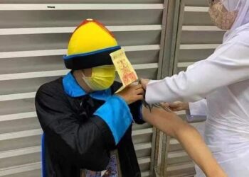 SIN Chong Yie mengenakan kostum ‘hantu Cina’ ketika hadir menerima suntikan vaksin di PPV Dewan Serbaguna Jalan Genuang di Segamat, Johor.