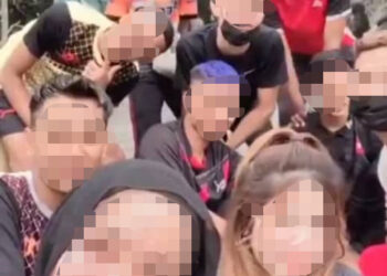 SEKUMPULAN individu yang gagal patuh SOP ketika aktiviti riadah di Bukit Bangkong, Tanah Hitam dekat Chemor, Ipoh kelmarin. - UTUSAN/MEDIA SOSIAL