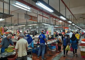 PASAR Awam Batu Lanchang di Pulau Pinang kembali beroperasi mulai hari ini dengan SOP yang lebih ketat selepas ditutup lebih dua minggu susulan kes positif Covid-19.