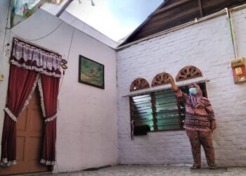 ZAHIDA Mayadi menunjukkan keadaan bumbung rumahnya yang diterbangkan angin semalam ketika ditemui di Kampung Bukit Putus, Jalan Kubu Gajah-Semanggol di Bagan Serai hari ini.  - UTUSAN/WAT KAMAL ABAS