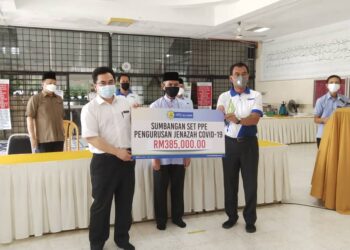 ANHAR Ophir (tengah) menyaksikan penyerahan sumbangan kelengkapan perlindungan diri (PPE) bernilai RM385,000 sumbangan Lembaga Zakat Selangor yang diserahkan oleh Saipolyazan M. Yusop kepada Shahzihan Ahmad dekat Masjid Jamek Al-Rahimiah di Klang, Selangor.