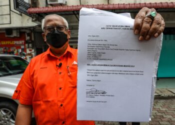 MAHFUZ Omar menunjukkan muka hadapan surat akuan bersumpah calon Perdana Menteri yang ditandatanganinya di Alor Setar hari ini. - UTUSAN/MOHD. RAFIE AZIMI